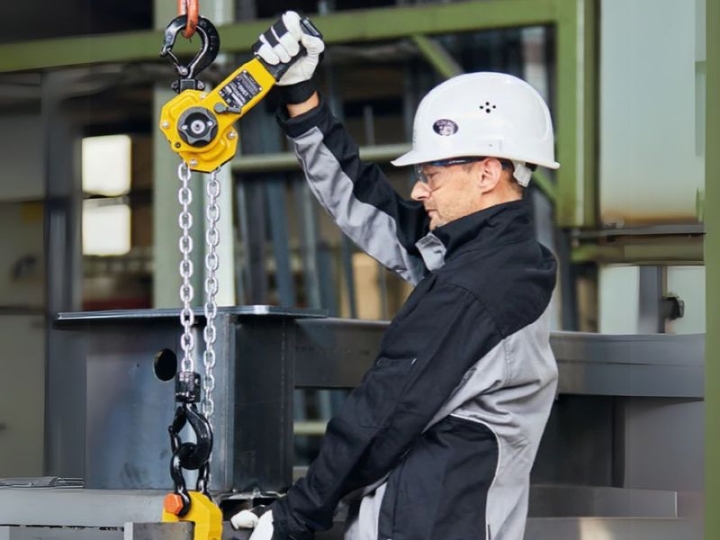 Hướng dẫn chi tiết cách sử dụng pa lăng xích lắc tay