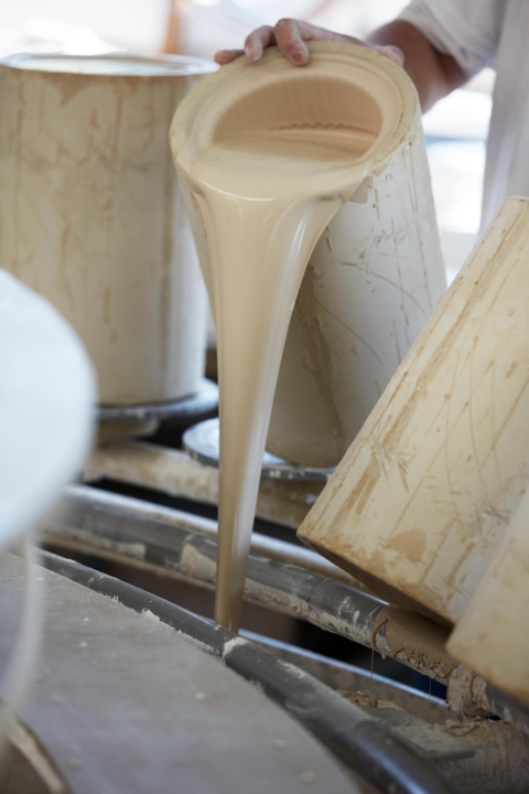 Ceramic là gì? Công dụng của bơm màng trong vận chuyển Ceramic